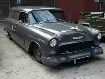 Gechoppter Chevrolet 210  Townsman Wagon  des Jahrganges 1955. Von dieser Karosserievariante liefen im Modelljahr 1955 82.303 Fahrzeuge vom Band. Die Motorisierung konnte wahlweise mit einem 6-Zylinderreihenmotor oder einem V8-motor erfolgen. Oldtimertreffen Kokerei Zollverein 05.06.2011.