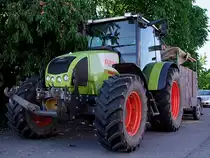 CLAAS CELTIS 446 RX steht samt Viehtransporth�nger an einem schattigen Parkplatz;110607