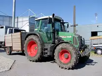 FENDT 412Vario-TMS ist mit einem kleinen Viehtransportanh�nger unterwegs;110607
