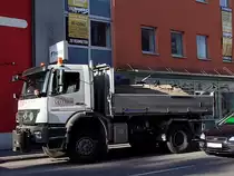 AXOR 1829  mit Primetzhofer Kipperaufbau hat eine Fuhre Sand herangeschafft;110607