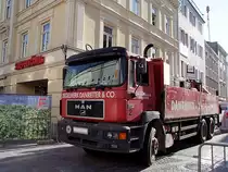 MAN 33.403Silent wartet auf die Entladung der herangekarrten Ziegelprodukte;110607