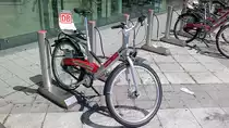 Mietbares Fahrrad am 04.06.2011 am Hauptbahnhof in Hannover.