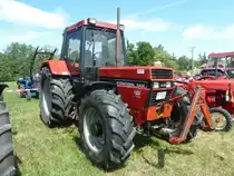 Case International 1056 XL steht in Kleinl�der anl. Oldtimerausstellung, Mai 2011