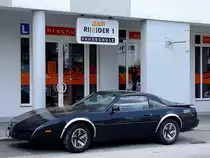 PONTIAC firebird parkt vor einer Fahrschule;110610