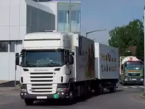 SCANIA R380am Weg zu einem bekannten Fastfood-Restaurant;110608