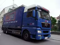 MAN TGX26.480 bei der Zustellung von zerbrechlicher Fracht;110609