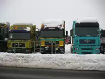 Im Winter 2010 warteten diese drei MAN auf den Verkauf:F2000 19.403,26.464 und eine TG460A XXL Zugmaschine.14.2.2010