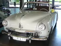 Studebaker Champion Convertible des Jahrganges 1947. Die Marke Studebaker aus South Bend/Indiana, setzte auf Fahrzeuge mit niedrigem Eigengewicht. Daher fielen die Motoren auch nicht so volumin�s aus, wie die der Mitbewerber. Der 6-Zylinderreihenmotor leistete 80 PS aus 2.786 cm� Hubraum. Meilenwerk D�sseldorf 11.06.2011.