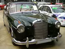 Mercedes Benz 220 SE Coupe (W128). 1958 - 1960. W�hrend der dreij�hrigen Bauzeit wurden lediglich 830 Coupe´s diesen Typs produziert. Ein solcher Wagen kostete DM 23.400,00. Der 6-Zylinderreihenmotor mit einer Bosch-Zweistempel-Einspritzpumpe hatte einen Hubraum von 2.195 cm� und leistete 115 PS. Die H�chstgeschwindigkeit betrug 160 km/h bei einem Verbrauch von ca. 13Liter Superbenzin auf 100 km. D�sseldorfer Meilenwerk 11.06.2011.