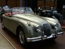 Jaguar XK 150 OTS von 1958. Der XK 150 war der letzte Vertreter der legend�ren XK-Baureihe. Auch in dieser Baureihe gab es wieder die drei bekannten Karosserievarianten FHC (Fixed Head Coupe), DHC (Droped Head Coupe) und den hier abgelichteten OTS (Open Two Seater), der einem Roadster gleich zu setzen ist. Der 3.442 cm� gro�e 6-Zylinderreihenmotor leistet 210 PS. Meilenwerk D�sseldorf 11.06.2011.