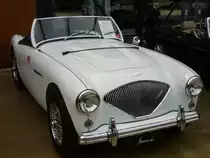 Austin Healey 100/4 BN 1 des Jahrganges 1955. Es handelt sich hiermit demnach um eines der letzten Fahrzeuge der Baureihe BN 1. Von diesem Modell wurden 5.348 Einheiten produziert. Der 4-Zylinderreihenmotor mit 2.691 cm� Hubraum leistete 92 PS. Der Wagen hatte ein 3-Ganggetriebe mit Schnellgang. Meilenwerk D�sseldorf 11.06.2011.