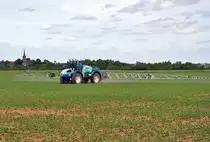 Berthoud Boxer 40003 mit riesigem Spr�hbalken beim Bespr�hen eines Feldes in der N�he vom  Billiger Wald  - Euskirchen - 18.05.2011