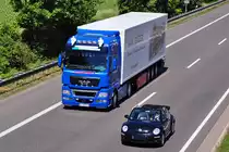 MAN  Enztal Express  wird vom Beetle �berholt, A61 bei Weilerswist 25.05.2011