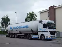 ACTROS 1846 steht mit einer Ladung Milch zur Entleerung bereit;110601