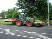 Ein Fendt Vario 718 in Herchenhain (Vogelsberg) mit M�hwerken vorne und hinten am 12.06.11