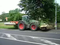 Ein Fendt Vario 718 in Herchenhain (Vogelsberg) mit M�hwerken vorne und hinten am 12.06.11