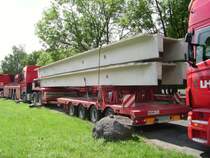Ein Mercedes Benz Actros in Nidda mit Betonbauteilen als Schwertransport am 12.06.11