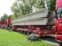 Ein Mercedes Benz Actros in Nidda mit Betonbauteilen als Schwertransport am 12.06.11