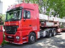 Ein Mercedes Benz Actros Schwertransporter in Nidda am 12.06.11
