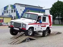 Land Rover-Defender bei einer Fahrtechnikvorf�hrung anl�sslich der Innpower2011;110603