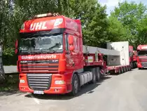 Ein DAF Sattelzug mit einen sehr gro�en Betonbauteil in Nidda auf den Auflieger am 12.06.11