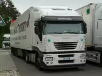 Iveco Stralis 450 mit K�hlauflieger  Dello Iacono  aus Italien auf dem Rasthof N�rnberg/Feucht, 02.06.2011
