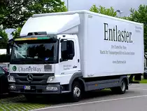 ATEGO 816 von Mercedes-Benz-CharterWay auf einem M�belhausparkplatz in Ried;110617