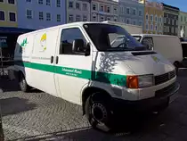 VW-T4 steht schon fr�hmorgens mit (hoffentlich)frischer Ware am Rieder Wochenmarkt;110607