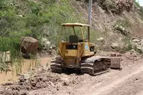 Planierraupe  Caterpillar D3B  gesehen am 13. Juni 2011 neben der Bahnstrecke zwischen den Bahnh�fen Chan Tuk und Khlong Khanan Chit.