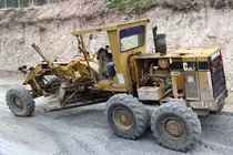 Grader  Caterpillar 140 H  gesehen am 17. M�rz 2011 neben der Bahnstrecke zwischen den Bahnh�fen Chon Buri und Bang Phra.