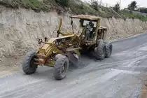 Grader  Caterpillar 140 H  gesehen am 17. M�rz 2011 neben der Bahnstrecke zwischen den Bahnh�fen Chon Buri und Bang Phra.