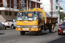 Offener M�llwagen der Stadt Nakhon Ratchasima (Khorat) Type  HINO  GD  am 14. Juni 2011.