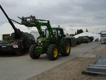 Ein John Deere Traktor der Bundeswehr in Oberursel am 20.06.11