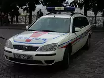 Ford Mondeo Turnier der Police Nationale, geparkt am Abend des 17.06.2011 vor der Kirche Sacre coeur am Montmartre.