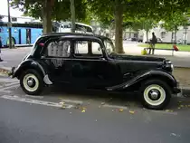 Profilansicht eines Citroen 11 CV. Das Foto entstand am 18.06.2011 in der N�he des Invalidendomes in Paris.