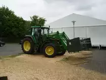 Ein John Deere Traktor der Bundeswehr am 20.06.11 in Oberursel 