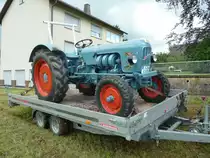 Eicher K�nigstiger, 35 PS, Bj. 1962 steht festgezurrt auf der Ladefl�che eines Anh�ngers anl. Oldtimerausstellung in Uttrichshausen, Juni 2011