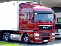 MAN TGX18.480 wartet samt K�hlauflieger auf eine kreative Aufschrift vorm Beschriftungszentrum-Ried;110616