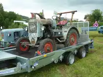 Eicher besucht, auf der Ladefl�che eines Transportanh�ngers stehend, die Oldtimeraustellung in Uttrichshausen, Juni 2011