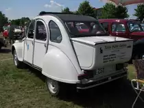 Heckansicht der Limousine Citro�n 2 CV 6 Club, sprich  Ente  aus dem ehem. Kreis Zossen bei der Oldtimer-Show in Paaren/Glien am 12.06.2011
