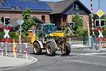 Kramer 850 Radlader mit Palettengabel am Bahn�bergang in Odendorf - 01.06.2011

