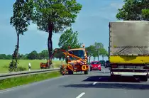 Mercedes Benz der Stra�enverwaltung bei M�harbeiten auf einer Landstrasse bei Euskirchen - 01.06.2011