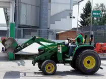 JD4520 hat Mischerde f�r ein Fu�ballfeld auf seiner Frontschaufel;110603