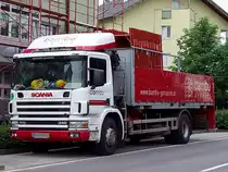 SCANIA 340 114L hat Ger�stteile zu einer Baustelle angeliefert;110603