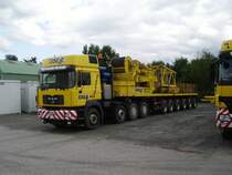 Ein MAN Schwertransporter der Eisele AG in Maintal am 24.06.11