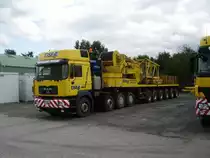 Ein MAN Schwertransporter der Eisele AG in Maintal am 24.06.11