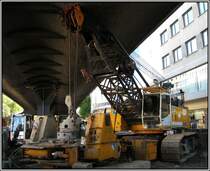 D�sseldorf, U-Bahn-Projekt Wehrhahnlinie, k�nftiger Haltepunkt Schadowstra�e, 03.10.2010: Liebherr-Seilbagger mit sehr kurzem Ausleger, mit dem auch unter einer Br�cke (hier: der  Tausendf��ler ) gearbeitet werden kann. 