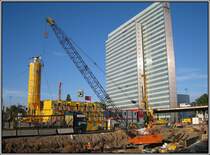 D�sseldorf, Projekt K�-Bogen, Jan-Wellem-Platz, 04.10.2010: Ein gro�er Seilbagger ist in der entstehenden Baugrube aktiv, in der einer der Stra�entunnel entstehen wird. Der Hersteller des Baggers ist leider nicht erkennbar.