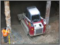 D�sseldorf, U-Bahn-Projekt Wehrhahnlinie, k�nftiger Haltepunkt Schadowstra�e, 03.12.2010: Dieser kleine Raupenlader, Typ TL 150, Hersteller vermutlich Takeuchi, ist bei einem der zuk�nftigen Zug�nge zur U-Bahn-Haltestelle aktiv.