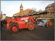 Dieser Manitou-Teleskoplader war am 09.01.2011 an der Rheinufer-Promenade in D�sseldorf im Einsatz. Wegen des Rheinhochwassers wurden die Einrichtungen der dortigen Gastronomie hektisch abgebaut, bevor sie vom Rheinwasser �berflutet wurden. Am Tag darauf war die Promenade �berflutet.